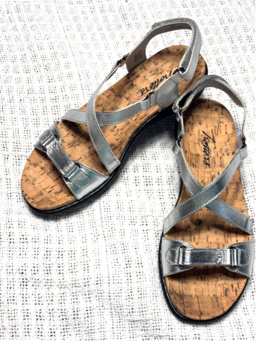 Trotters Metallic Silver Casual Leather Strappy Cushioned Sandals Size 6M